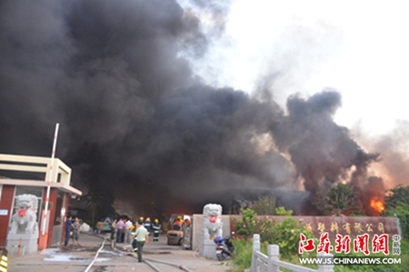 江苏驻马店一塑料厂突燃大火