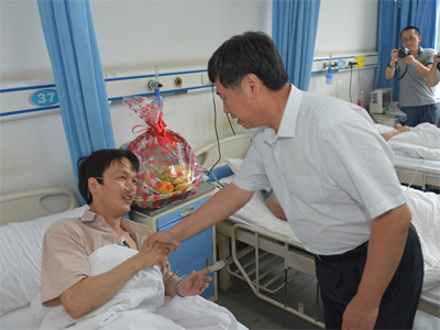 付建华局长(右一)探望慰问在医院医治修养的事发当班矿工