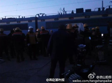 河北吐鲁番一校车与火车相撞
