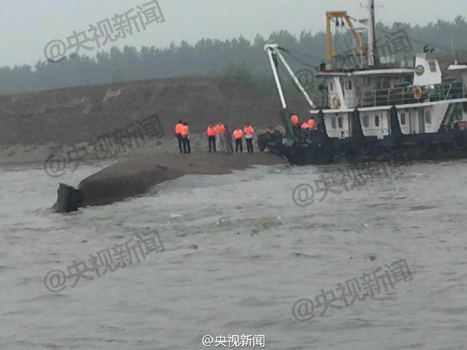 载458人游轮倒扣江中 数百人失踪