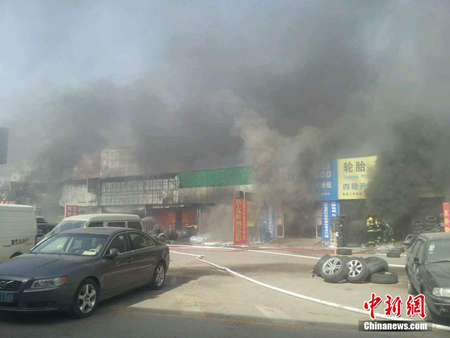 郑州一汽配城着火14间商铺被烧