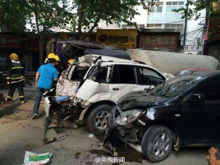河南一大罐车连撞10余辆车 已致2死4伤