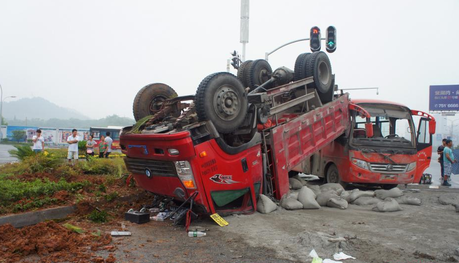 湖北货车翻车砸中客车 致7人受伤