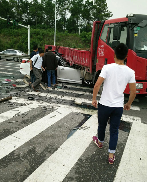 漯河轿车与货车相撞致3人殒命