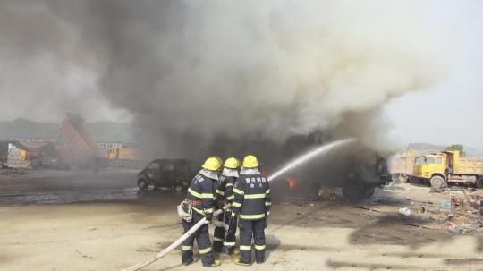 重庆工人焊补油箱引发汽车爆燃