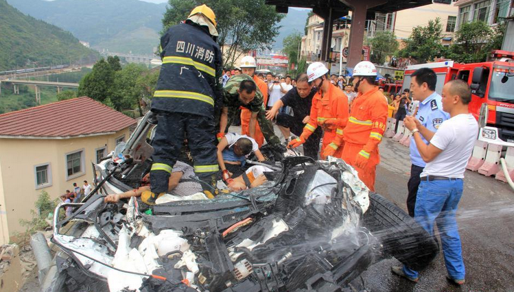 四川一罐车与小轿车相撞 致3死1伤