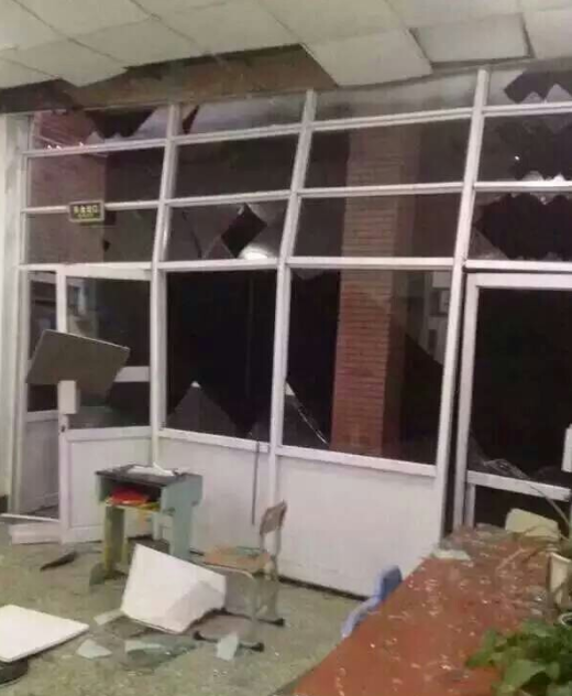 构筑窗户被震碎