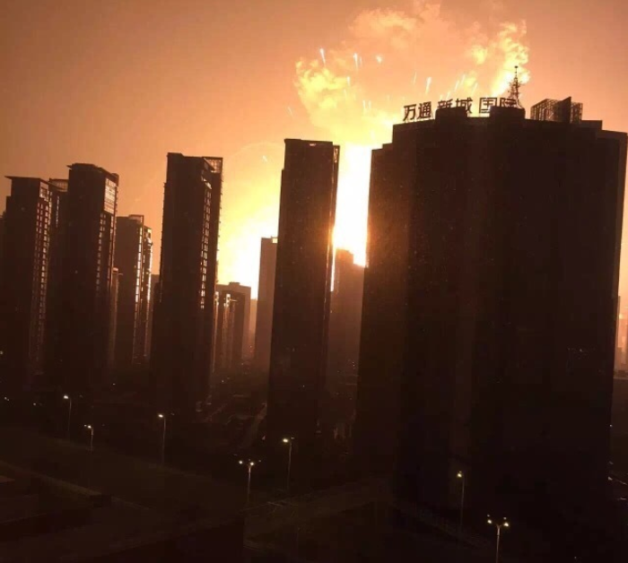 组图：直击天津滨海新区爆炸现场