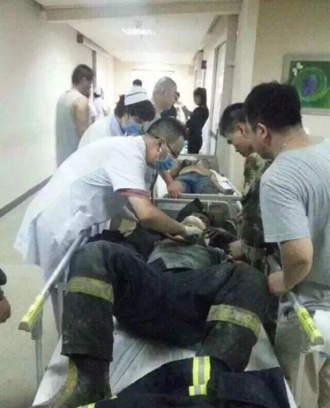 天津爆炸：消防车被炸毁11名消防员遇难