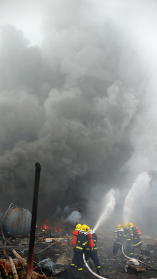 变乱：洛染股份有限公司10吨氯苯产生爆炸，，，40公里内有震感；；影响：7人殒命，，，100余人受伤。。
