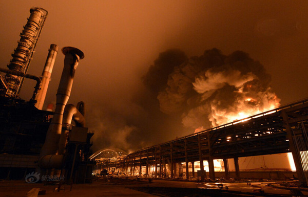 福建古雷PX化工厂爆炸油罐烧了一天一夜,2015年4月6日18点55分左右古雷PX化工厂产生大爆炸，，，这是建厂以来第二次爆炸。。