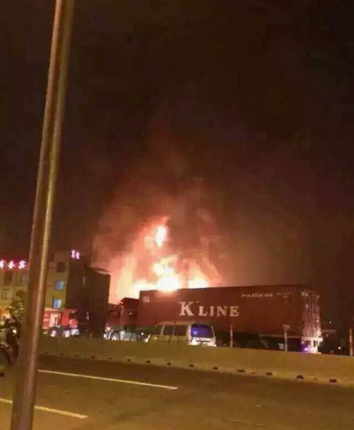 通辽市黄岛区木材仓库动怒 无人员伤亡
