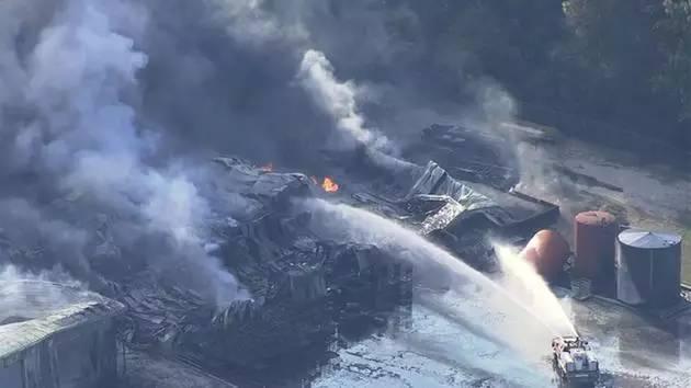 美国石油化工厂产生大爆炸