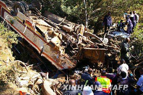 南非大巴坠崖致35人殒命  4名儿童