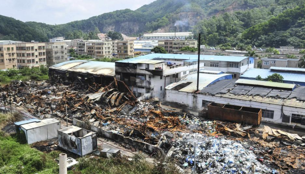 广东工业区塑料厂火警 1800平方米厂房变废墟