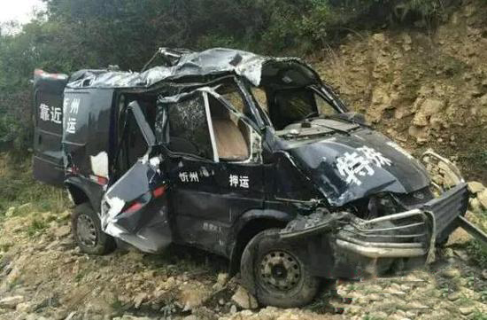 山西忻州运钞车坠崖 致两人身亡