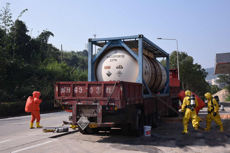 福建运载21吨氢氟酸槽罐车泄漏 消防垂危排险