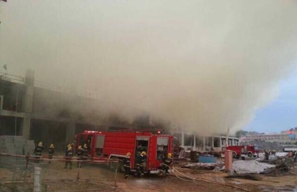 兰州在建地铁工地产生火警 浓烟滔滔 