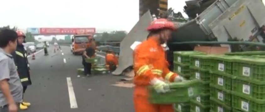 湖南运钞车爆胎坠桥变乱 致3人殒命