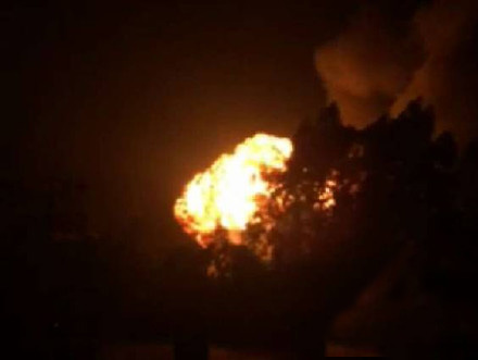 汉中黑油窝点爆炸 火球直冲上天