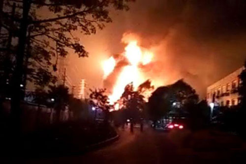 汉中黑油窝点爆炸 火球直冲上天