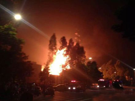 汉中黑油窝点爆炸 火球直冲上天
