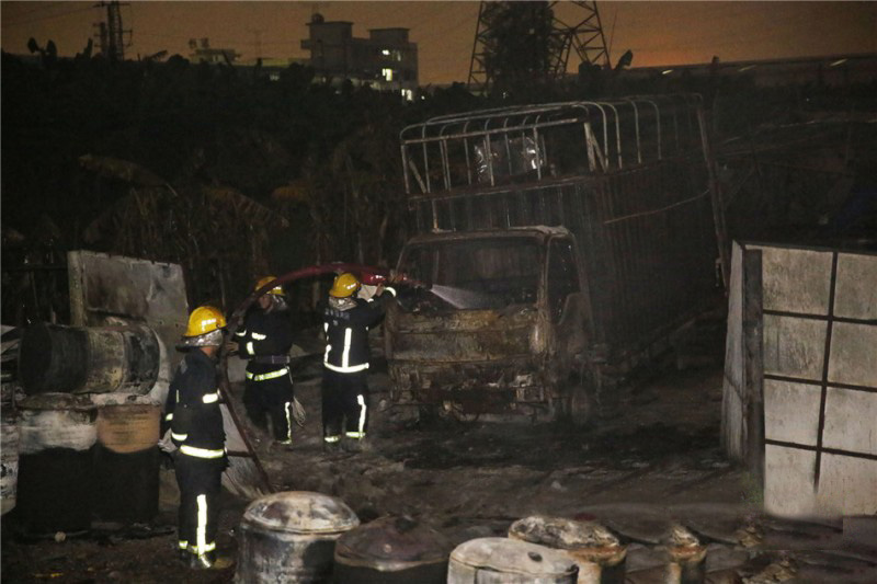 汉中黑油窝点产生爆炸变乱 火球直冲上天