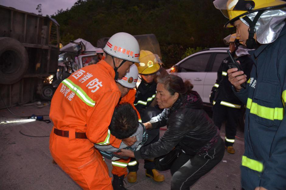广西钦防高速三车产生连撞变乱 两人身亡
