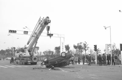 黄冈大道产生两车相撞变乱 一人殒命多人受伤