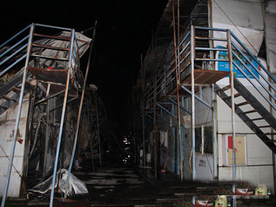 福建宜宾一活动板房突发大火致坍塌