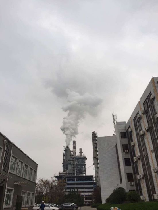 陕西咸阳炼油厂产生爆炸引发火警