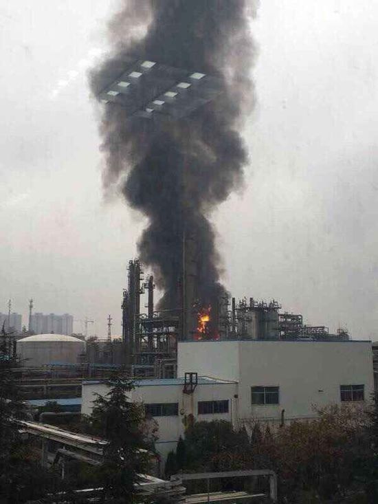 陕西咸阳炼油厂产生爆炸引发火警
