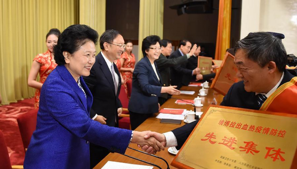 习近平：：把宽大人民人民健康安全摆在首要地位