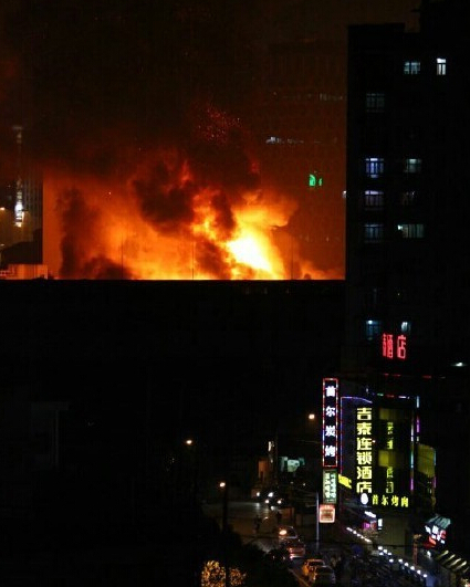 上海杨浦区粮油市场突发火警 尚无人员伤亡