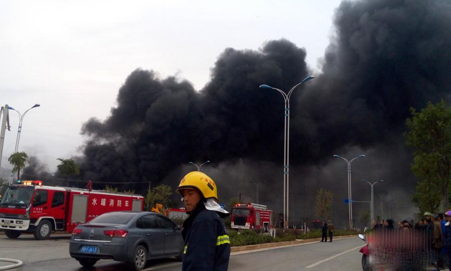 广西南环物流园产生火警 现场浓烟滔滔无伤亡