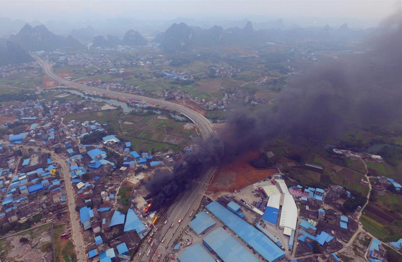 广西南环物流园产生火警 现场浓烟滔滔无伤亡