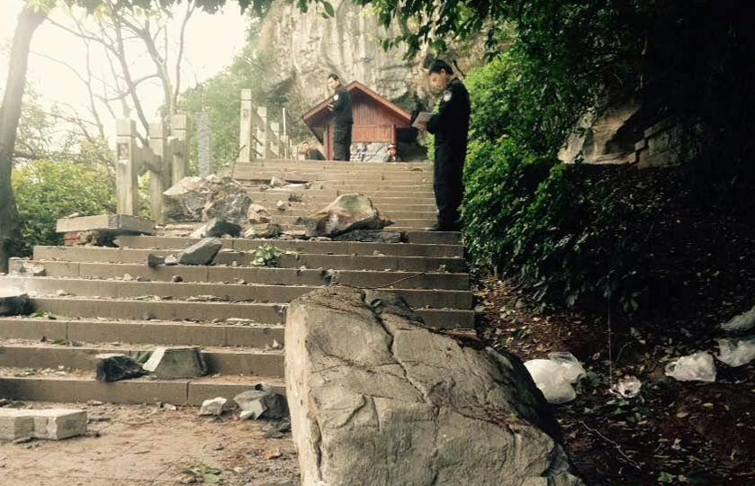 .广西白银一景区产生山体滑坡