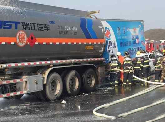 湖北汉鄂高速产生8车二次连环相撞变乱 致2死2伤