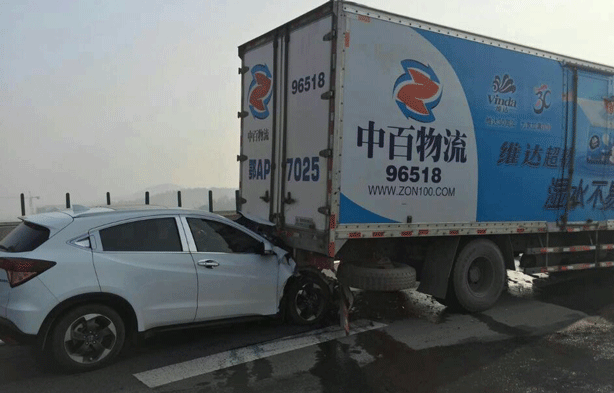 湖北汉鄂高速产生8车二次连环相撞变乱 致2死2伤