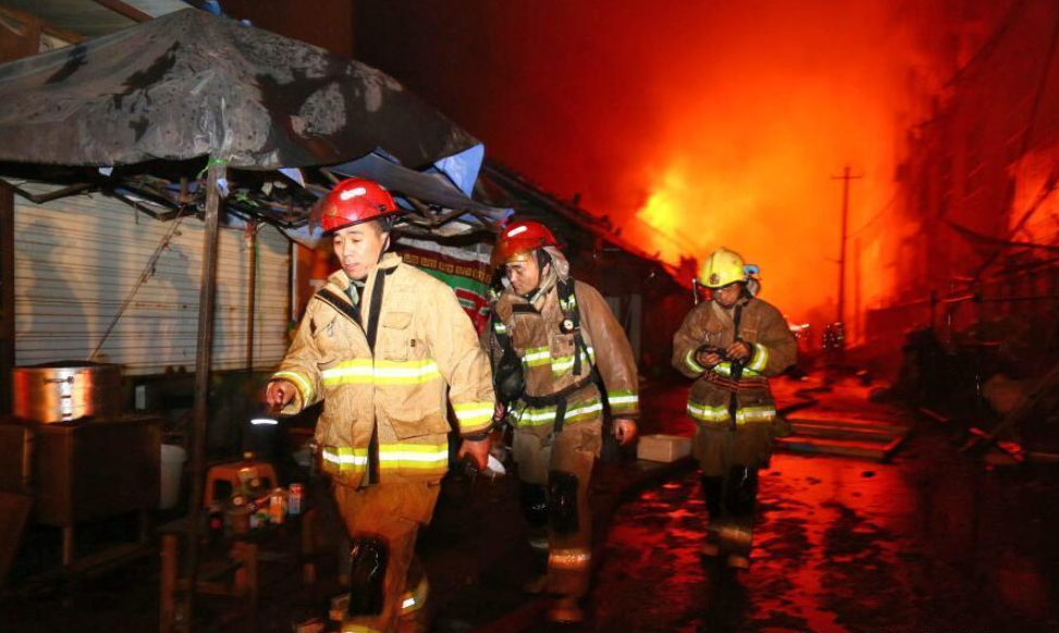 组图：荆门煤气瓶运输车爆炸动怒 引燃旁边工厂 