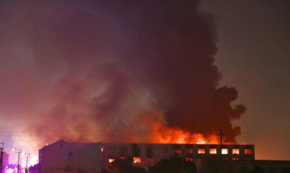 组图：荆门煤气瓶运输车爆炸动怒 引燃旁边工厂 