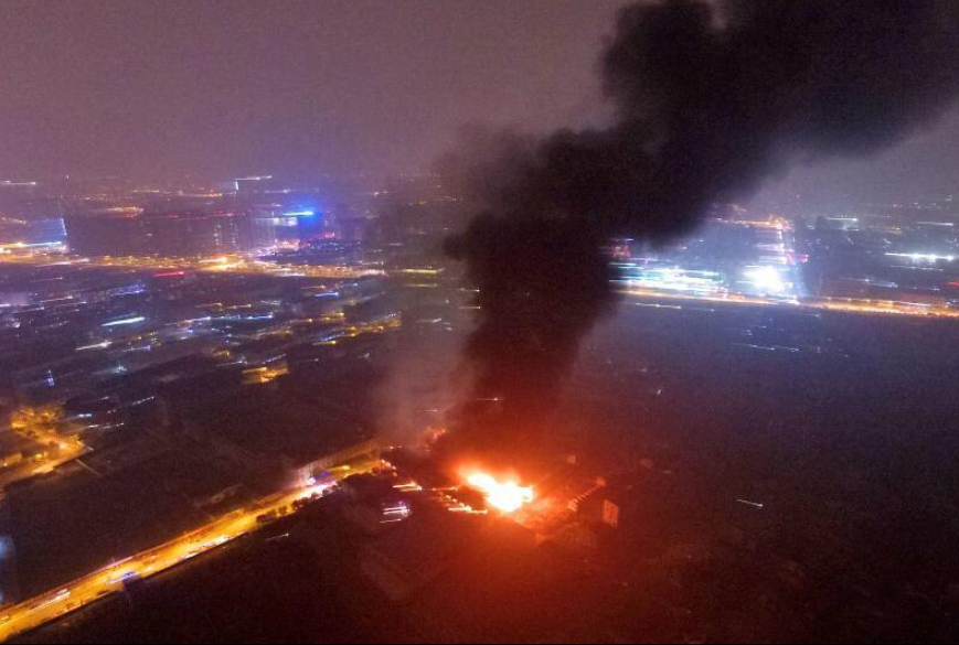 组图：荆门煤气瓶运输车爆炸动怒 引燃旁边工厂 