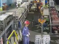 惨烈！机械臂活活按死工人