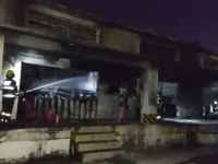 广器材安一乙炔厂爆炸，现场火光冲天