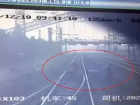 人命关天却微信办公？？两员工遭高铁撞轧身亡