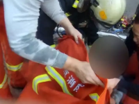 见火浇水，，火势反大，，开门逃生，，却身受重伤！！！