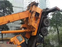 心痛！！工人被吊物挤压身亡！！吊车变乱杀手TOP10，，请服膺！！