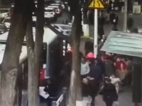 路面坍塌：已致6人遇难！！现场小男孩的行为，，看得无数人暖心又揪心！！ 　　