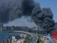吓人！！！长沙月湖大市场一车间突发大火，，现场浓烟滔滔