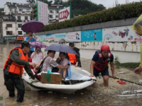 强降雨致多地出现险情消防指战员全力以赴抢险接济